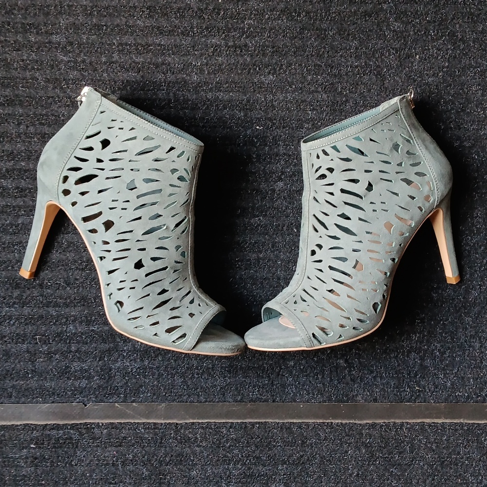 WHITE HOUSE BLACK MARKET Stiletto Heels Shoes
